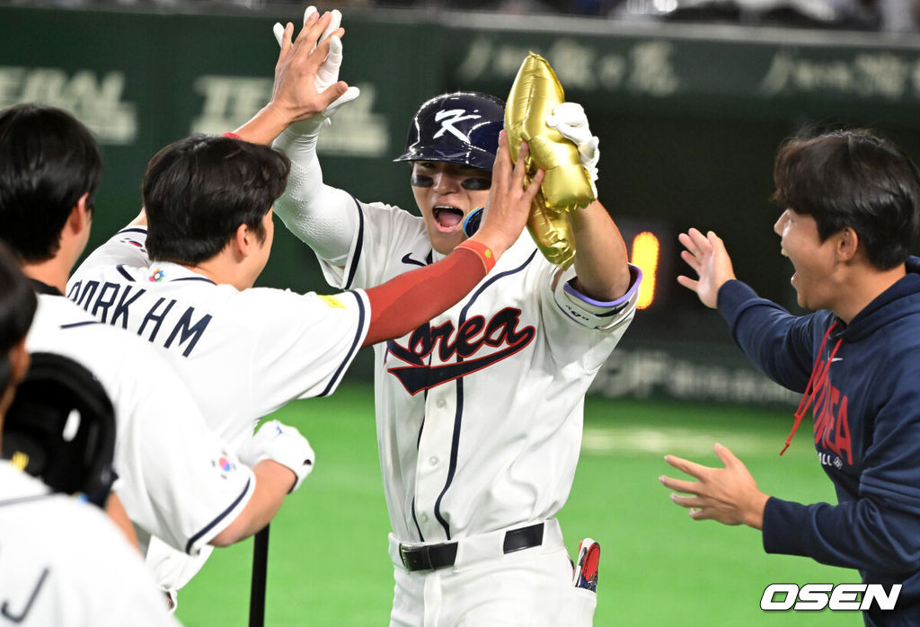 8일 일본 도쿄돔에서 2026 월드베이스볼클래식(WBC) 1라운드 C조 조별리그 대한민국과 대만의 경기가 열렸다.한국은 전날(7일) 일본과의 경기에서 6-8로 석패했다. 앞서 체코전을 11-4로 잡았던 한국은 1승1패를 마크하게 됐고, 남은 대만전과 호주전에 사활을 걸어야 한다.6회말 1사 1루에서 한국 김도영이 역전 좌월 투런포를 날리며 동료선수들과 기뻐하고 있다. 2026.03.08 /spjj@osen.co.kr