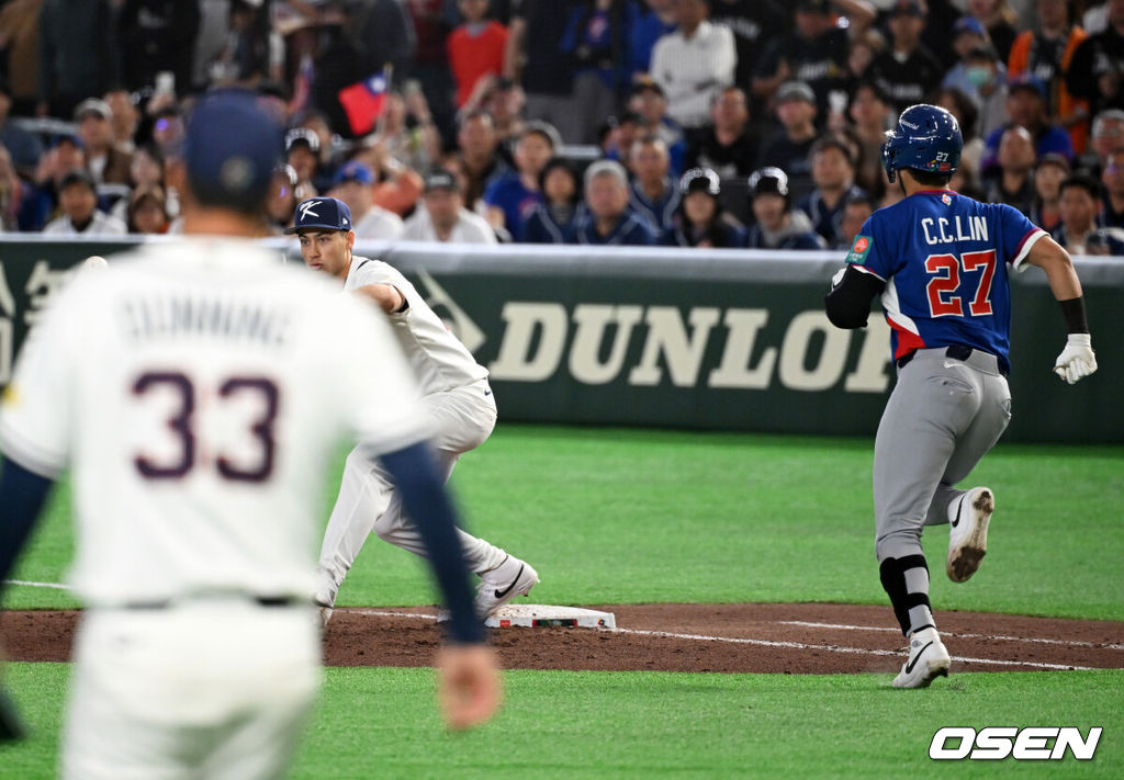 8일 일본 도쿄돔에서 2026 월드베이스볼클래식(WBC) 1라운드 C조 조별리그 대한민국과 대만의 경기가 열렸다.한국은 전날(7일) 일본과의 경기에서 6-8로 석패했다. 앞서 체코전을 11-4로 잡았던 한국은 1승1패를 마크하게 됐고, 남은 대만전과 호주전에 사활을 걸어야 한다.7회초 1사 1,2루에서 한국 데인 더닝이 대만 린자정을 3루땅볼 병살로 처리하고 있다. 1루수는 셰이 위트컴. 2026.03.08 /spjj@osen.co.kr