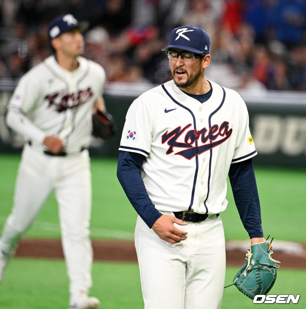 8일 일본 도쿄돔에서 2026 월드베이스볼클래식(WBC) 1라운드 C조 조별리그 대한민국과 대만의 경기가 열렸다.한국은 전날(7일) 일본과의 경기에서 6-8로 석패했다. 앞서 체코전을 11-4로 잡았던 한국은 1승1패를 마크하게 됐고, 남은 대만전과 호주전에 사활을 걸어야 한다.8회초 수비를 마치고 대만 스튜어트 페어차일드에게 역전 우월 투런포를 허용한 한국 데인 더닝이 아쉬워하고 있다. 2026.03.08 /spjj@osen.co.kr