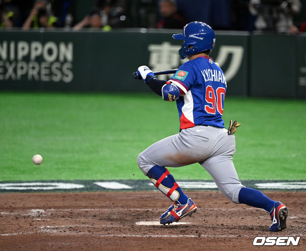 8일 일본 도쿄돔에서 2026 월드베이스볼클래식(WBC) 1라운드 C조 조별리그 대한민국과 대만의 경기가 열렸다.한국은 전날(7일) 일본과의 경기에서 6-8로 석패했다. 앞서 체코전을 11-4로 잡았던 한국은 1승1패를 마크하게 됐고, 남은 대만전과 호주전에 사활을 걸어야 한다.연장 10회초 무사 1,3루에서 대만 장쿤위가 스퀴즈 번트를 성공하고 있다. 2026.03.08 /spjj@osen.co.kr