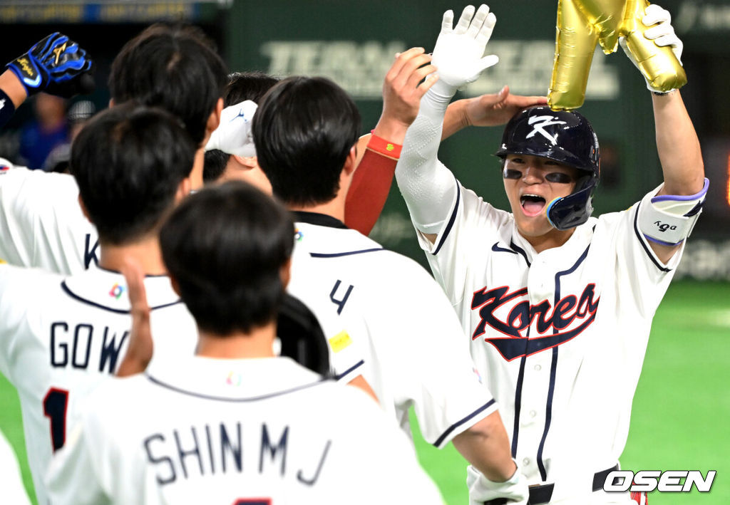 8일 일본 도쿄돔에서 2026 월드베이스볼클래식(WBC) 1라운드 C조 조별리그 대한민국과 대만의 경기가 열렸다.한국은 전날(7일) 일본과의 경기에서 6-8로 석패했다. 앞서 체코전을 11-4로 잡았던 한국은 1승1패를 마크하게 됐고, 남은 대만전과 호주전에 사활을 걸어야 한다.6회말 1사 1루에서 한국 김도영이 역전 좌월 투런포를 날리며 동료선수들과 기뻐하고 있다. 2026.03.08 /spjj@osen.co.kr