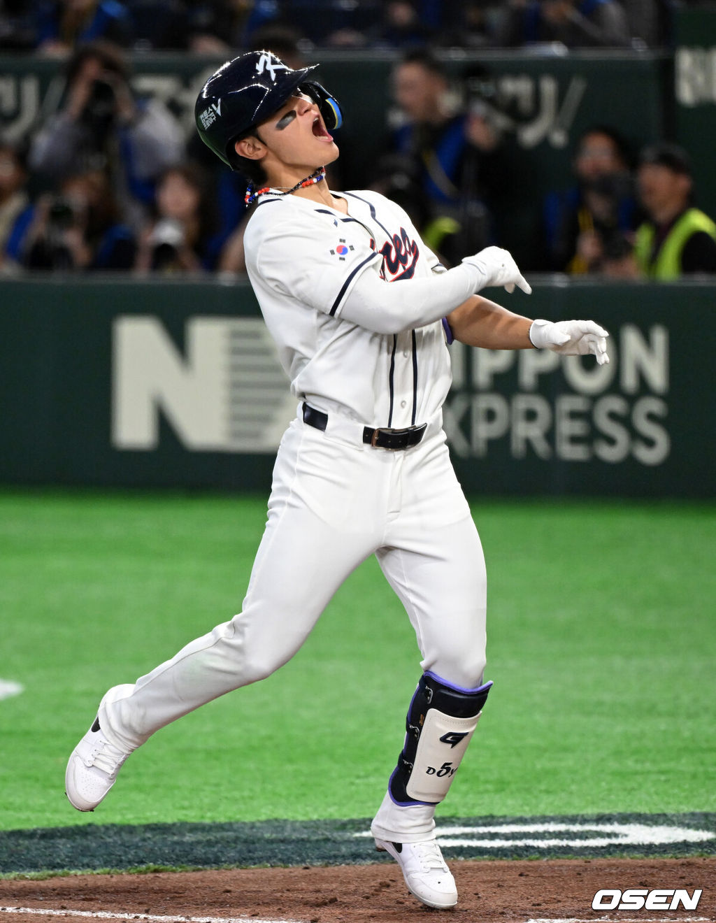 8일 일본 도쿄돔에서 2026 월드베이스볼클래식(WBC) 1라운드 C조 조별리그 대한민국과 대만의 경기가 열렸다.한국은 전날(7일) 일본과의 경기에서 6-8로 석패했다. 앞서 체코전을 11-4로 잡았던 한국은 1승1패를 마크하게 됐고, 남은 대만전과 호주전에 사활을 걸어야 한다.6회말 1사 1루에서 한국 김도영이 역전 좌월 투런포를 날리며 배트를 내던지고 있다. 2026.03.08 /spjj@osen.co.kr