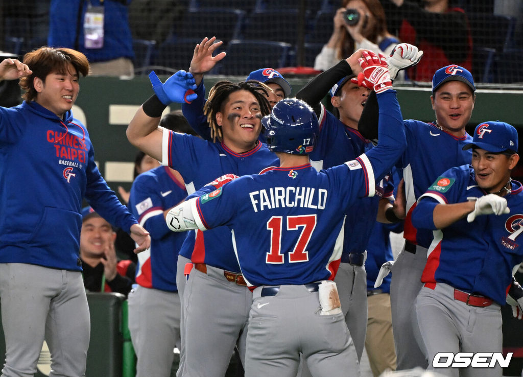 8일 일본 도쿄돔에서 2026 월드베이스볼클래식(WBC) 1라운드 C조 조별리그 대한민국과 대만의 경기가 열렸다.한국은 전날(7일) 일본과의 경기에서 6-8로 석패했다. 앞서 체코전을 11-4로 잡았던 한국은 1승1패를 마크하게 됐고, 남은 대만전과 호주전에 사활을 걸어야 한다.8회초 2사 2루에서 대만 스튜어트 페어차일드가 역전 우월 투런포를 날리며 동료선수들과 기뻐하고 있다. 2026.03.08 /spjj@osen.co.kr
