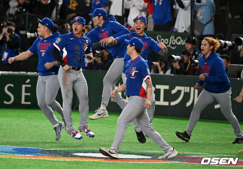 한국 대표팀이 연장 접전 끝에 다시 한 번 대만에 패했다.한국은 8일 일본 도쿄돔에서 열린 '2026 월드베이스볼클래식(WBC) 1라운드 C조 3차전 대만과의 경기에서 연장 10회 접전 끝에 4-5로 패했다. 이로써 한국은 1승2패가 됐고 대만은 2승2패로 마지막 희망을 살렸다.대만 선수들이 승리를 기뻐하고 있다. 2026.03.08 /spjj@osen.co.kr