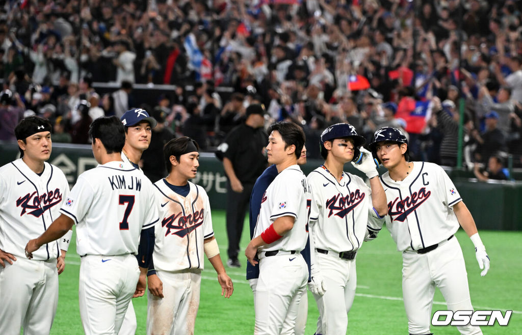 한국 대표팀이 연장 접전 끝에 다시 한 번 대만에 패했다.한국은 8일 일본 도쿄돔에서 열린 '2026 월드베이스볼클래식(WBC) 1라운드 C조 3차전 대만과의 경기에서 연장 10회 접전 끝에 4-5로 패했다. 이로써 한국은 1승2패가 됐고 대만은 2승2패로 마지막 희망을 살렸다.경기를 마치고 한국 선수들이 패배를 아쉬워하고 있다. 2026.03.08 /spjj@osen.co.kr