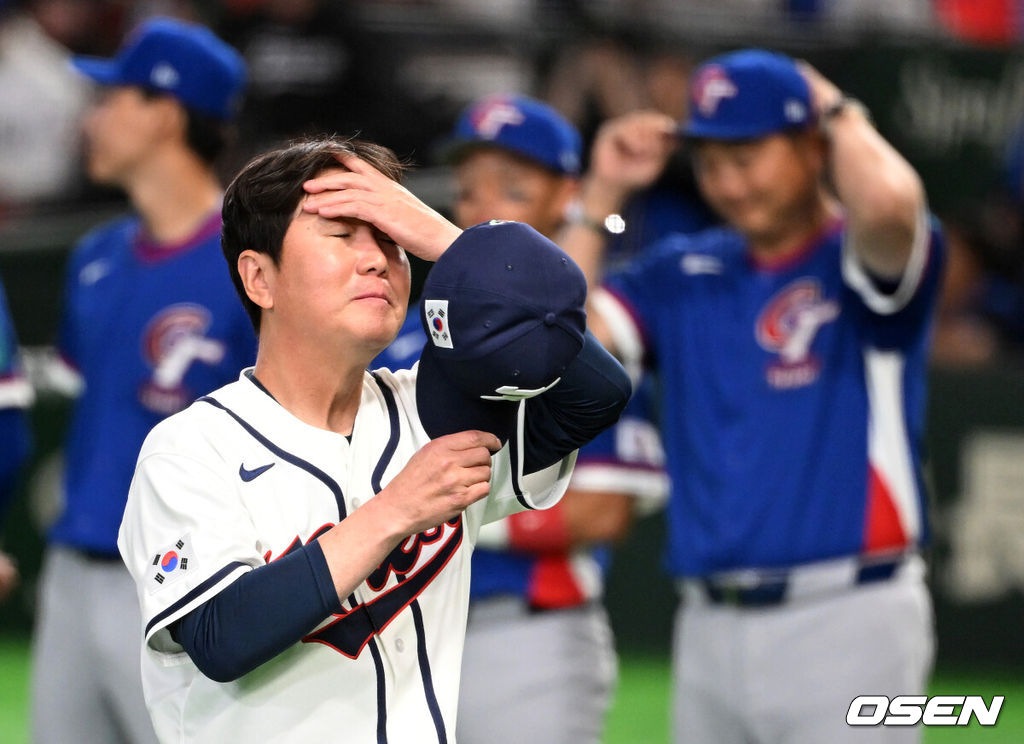 8일 일본 도쿄돔에서 2026 월드베이스볼클래식(WBC) 1라운드 C조 조별리그 대한민국과 대만의 경기가 열렸다.한국은 전날(7일) 일본과의 경기에서 6-8로 석패했다. 앞서 체코전을 11-4로 잡았던 한국은 1승1패를 마크하게 됐고, 남은 대만전과 호주전에 사활을 걸어야 한다.한국 류지현 감독이 식전행사를 하고 있다. 2026.03.08 /spjj@osen.co.kr
