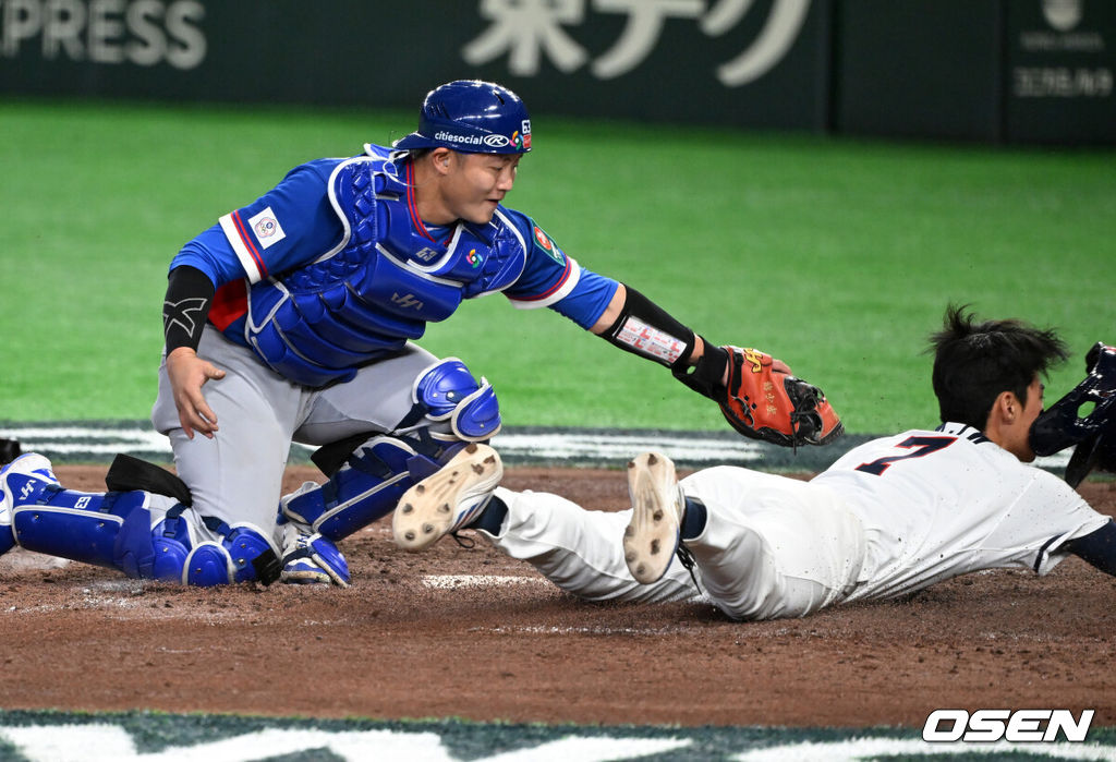 한국 대표팀이 연장 접전 끝에 다시 한 번 대만에 패했다.한국은 8일 일본 도쿄돔에서 열린 '2026 월드베이스볼클래식(WBC) 1라운드 C조 3차전 대만과의 경기에서 연장 10회 접전 끝에 4-5로 패했다. 이로써 한국은 1승2패가 됐고 대만은 2승2패로 마지막 희망을 살렸다.연장 10회말 1사 3루에서 한국 김주원이 김혜성의 1루 땅볼에 홈에서 대만 린자정에 태그아웃 당하고 있다. 2026.03.08 /spjj@osen.co.kr