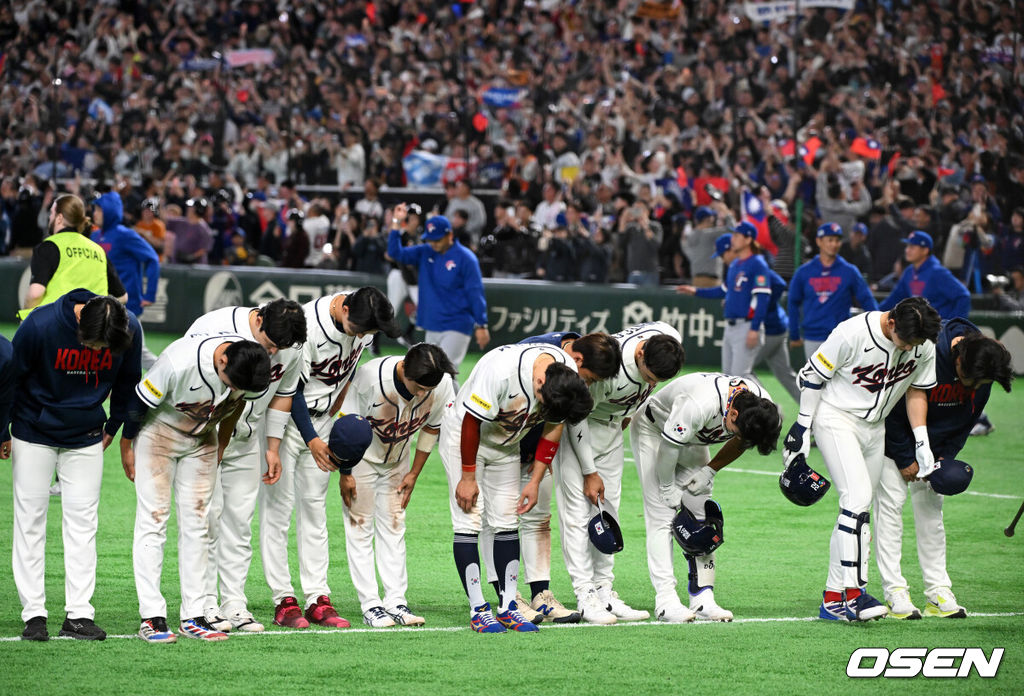 한국 대표팀이 연장 접전 끝에 다시 한 번 대만에 패했다.한국은 8일 일본 도쿄돔에서 열린 '2026 월드베이스볼클래식(WBC) 1라운드 C조 3차전 대만과의 경기에서 연장 10회 접전 끝에 4-5로 패했다. 이로써 한국은 1승2패가 됐고 대만은 2승2패로 마지막 희망을 살렸다.경기를 마치고 한국 선수들이 인사를 하고 있다. 2026.03.08 /spjj@osen.co.kr