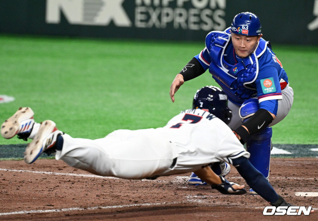 8일 일본 도쿄돔에서 2026 월드베이스볼클래식(WBC) 1라운드 C조 조별리그 대한민국과 대만의 경기가 열렸다.한국은 전날(7일) 일본과의 경기에서 6-8로 석패했다. 앞서 체코전을 11-4로 잡았던 한국은 1승1패를 마크하게 됐고, 남은 대만전과 호주전에 사활을 걸어야 한다.연장 10회말 1사 3루에서 한국 김주원이 김혜성의 1루 땅볼에 홈에서 대만 린자정에 태그아웃 당하고 있다. 2026.03.08 /spjj@osen.co.kr