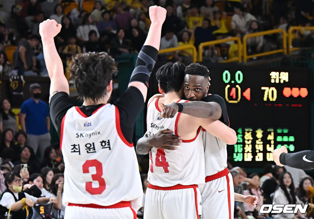 8일 창원 체육관에서 2025-2026 LG전자 프로농구 창원 LG와 서울 SK의 경기가 열렸다. 시즌 내내 1위를 지켜온 창원 LG가 A매치 브레이크 이후 조금씩 상승세를 타며 2위를 노리는 서울 SK에게 70-71로 아쉽게 패했다.서울 SK 자밀 워니가 승리 후 서울 SK 최원혁과 기쁨을 나누고 있다. 2026.03.08 / foto0307@osen.co.kr