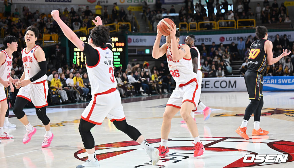 8일 창원 체육관에서 2025-2026 LG전자 프로농구 창원 LG와 서울 SK의 경기가 열렸다. 시즌 내내 1위를 지켜온 창원 LG가 A매치 브레이크 이후 조금씩 상승세를 타며 2위를 노리는 서울 SK에게 70-71로 아쉽게 패했다.서울 SK 선수들이 짜릿한 1점차 승리를 거두고 기뻐하고 있다. 2026.03.08 / foto0307@osen.co.kr
