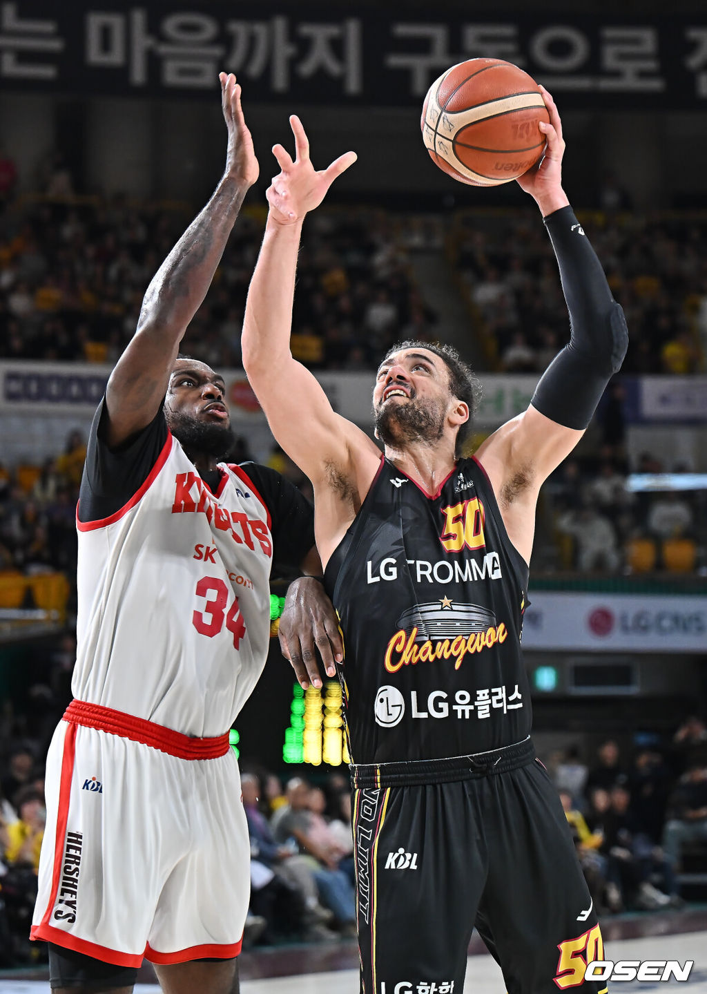 8일 창원 체육관에서 2025-2026 LG전자 프로농구 창원 LG와 서울 SK의 경기가 열렸다. 시즌 내내 1위를 지켜온 창원 LG가 A매치 브레이크 이후 조금씩 상승세를 타며 2위를 노리는 서울 SK와 첫 맞대결을 펼친다.창원 LG 아셈 마레이가 서울 SK 자밀 워니의 마크를 피해 골밑슛을 시도하고 있다. 2026.03.08 / foto0307@osen.co.kr