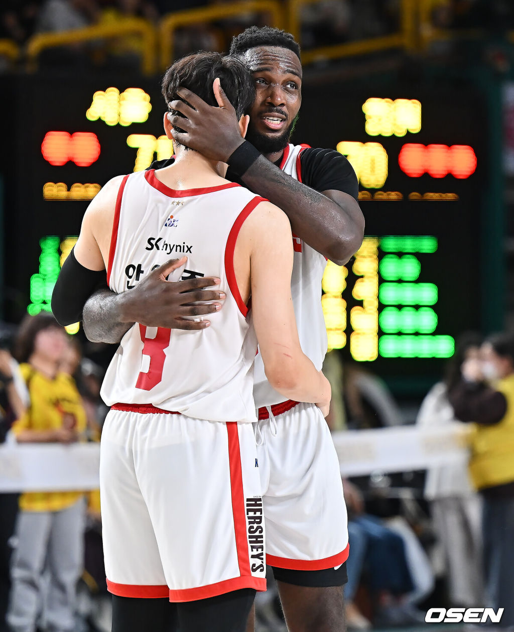 8일 창원 체육관에서 2025-2026 LG전자 프로농구 창원 LG와 서울 SK의 경기가 열렸다. 시즌 내내 1위를 지켜온 창원 LG가 A매치 브레이크 이후 조금씩 상승세를 타며 2위를 노리는 서울 SK에게 70-71로 아쉽게 패했다.서울 SK 자밀 워니가 승리 후 4쿼터 1분여 남기고 패스 미스한 안영준과 기쁨을 나누고 있다. 2026.03.08 / foto0307@osen.co.kr