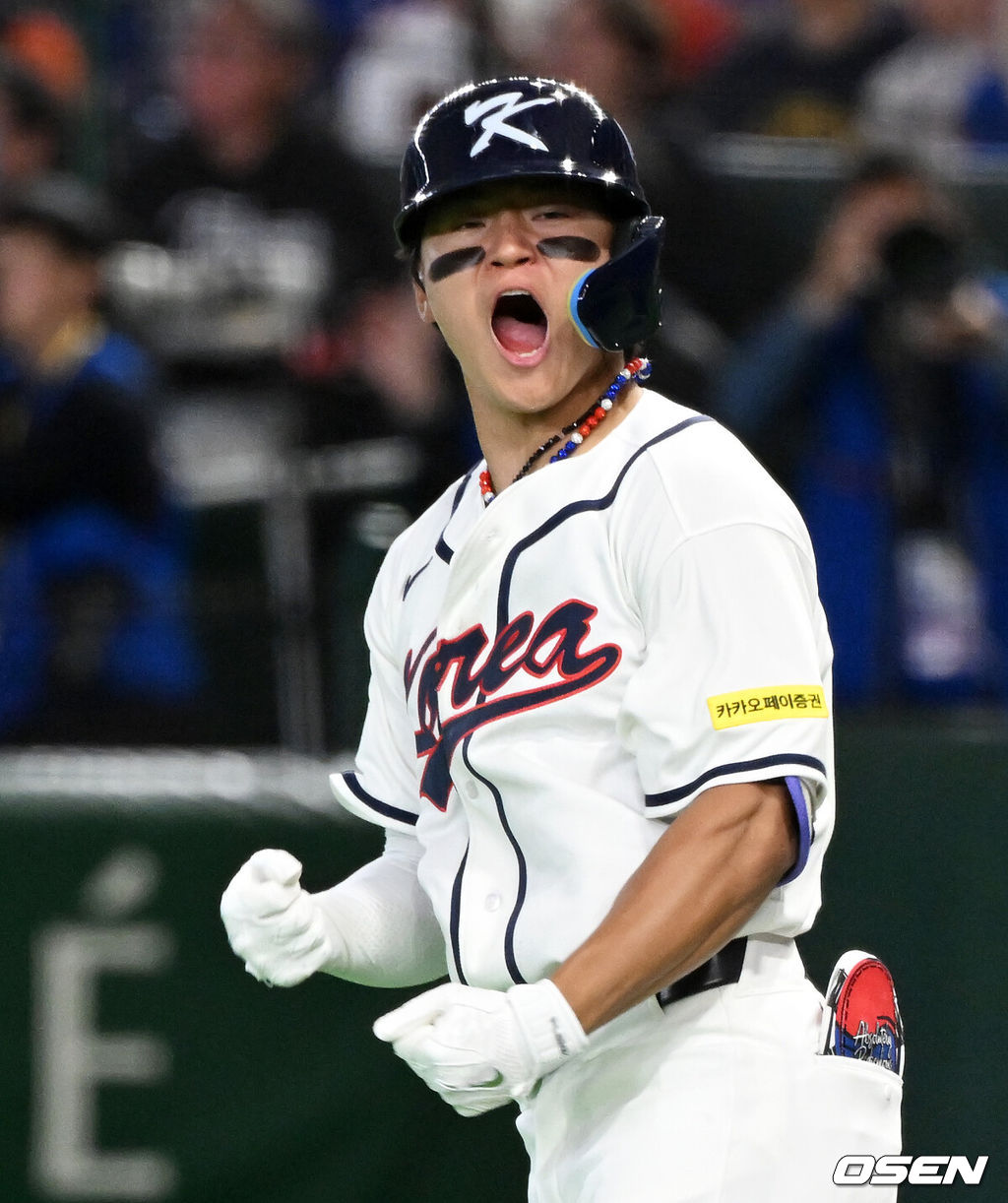 8일 일본 도쿄돔에서 2026 월드베이스볼클래식(WBC) 1라운드 C조 조별리그 대한민국과 대만의 경기가 열렸다.한국은 전날(7일) 일본과의 경기에서 6-8로 석패했다. 앞서 체코전을 11-4로 잡았던 한국은 1승1패를 마크하게 됐고, 남은 대만전과 호주전에 사활을 걸어야 한다.6회말 1사 1루에서 한국 김도영이 역전 좌월 투런포를 날리며 기뻐하고 있다. 2026.03.08 /spjj@osen.co.kr