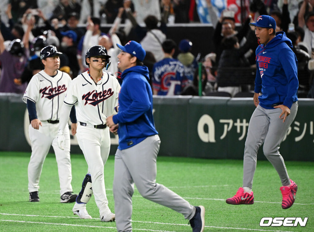 한국 대표팀이 연장 접전 끝에 다시 한 번 대만에 패했다.한국은 8일 일본 도쿄돔에서 열린 '2026 월드베이스볼클래식(WBC) 1라운드 C조 3차전 대만과의 경기에서 연장 10회 접전 끝에 4-5로 패했다. 이로써 한국은 1승2패가 됐고 대만은 2승2패로 마지막 희망을 살렸다.경기를 마치고 한국 김도영이 패배를 아쉬워하고 있다. 2026.03.08 /spjj@osen.co.kr