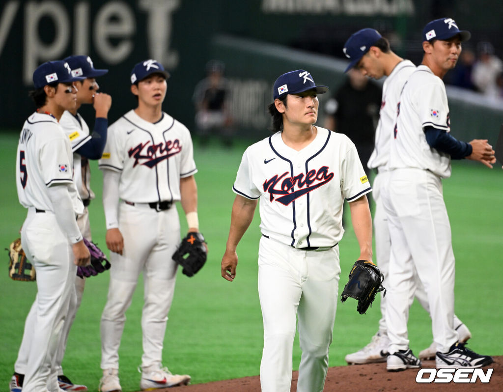 8일 일본 도쿄돔에서 2026 월드베이스볼클래식(WBC) 1라운드 C조 조별리그 대한민국과 대만의 경기가 열렸다.한국은 전날(7일) 일본과의 경기에서 6-8로 석패했다. 앞서 체코전을 11-4로 잡았던 한국은 1승1패를 마크하게 됐고, 남은 대만전과 호주전에 사활을 걸어야 한다.7회초 1사 1,2루에서 한국 곽빈이 교체되고 있다. 2026.03.08 /spjj@osen.co.kr