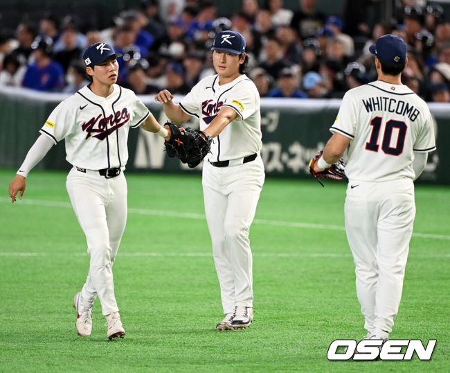 [OSEN=도쿄(일본), 손용호 기자] 8일 일본 도쿄돔에서 2026 월드베이스볼클래식(WBC) 1라운드 C조 조별리그 대한민국과 대만의 경기가&nbsp;열렸다.한국은 전날(7일) 일본과의 경기에서 6-8로 석패했다. 앞서 체코전을 11-4로 잡았던 한국은 1승1패를 마크하게 됐고, 남은 대만전과 호주전에 사활을 걸어야 한다.4회초 2사에서 한국 곽빈이 대만 린안커를 1루땅볼로 처리하며 김혜성, 위크컴과 글러브를 맞대고 있다. 2026.03.08&nbsp;/spjj@osen.co.kr