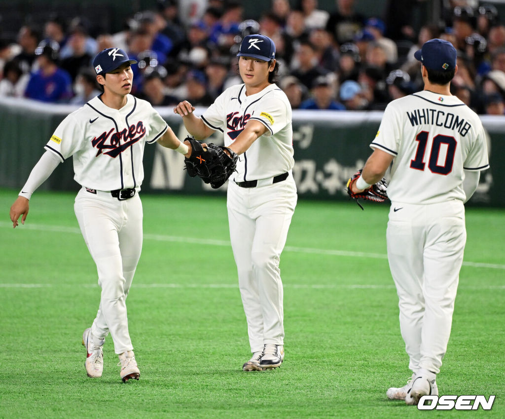8일 일본 도쿄돔에서 2026 월드베이스볼클래식(WBC) 1라운드 C조 조별리그 대한민국과 대만의 경기가 열렸다.한국은 전날(7일) 일본과의 경기에서 6-8로 석패했다. 앞서 체코전을 11-4로 잡았던 한국은 1승1패를 마크하게 됐고, 남은 대만전과 호주전에 사활을 걸어야 한다.4회초 2사에서 한국 곽빈이 대만 린안커를 1루땅볼로 처리하며 김혜성, 위크컴과 글러브를 맞대고 있다. 2026.03.08 /spjj@osen.co.kr