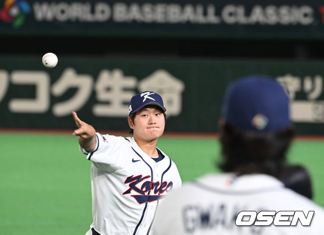 [OSEN=도쿄(일본), 손용호 기자] 34일 일본 도쿄 도쿄돔에서 월드베이스볼클래식(WBC)대회를 하루 앞두고 한국 대표팀이 공식 훈련을 가졌다.우리 대표팀은 5일 일본 도쿄돔에서 체코와 WBC 조별리그 1차전에서 격돌한다.김택연이 곽빈과 훈령을 하고 있다. 2026.03.04 /spjj@osen.co.kr