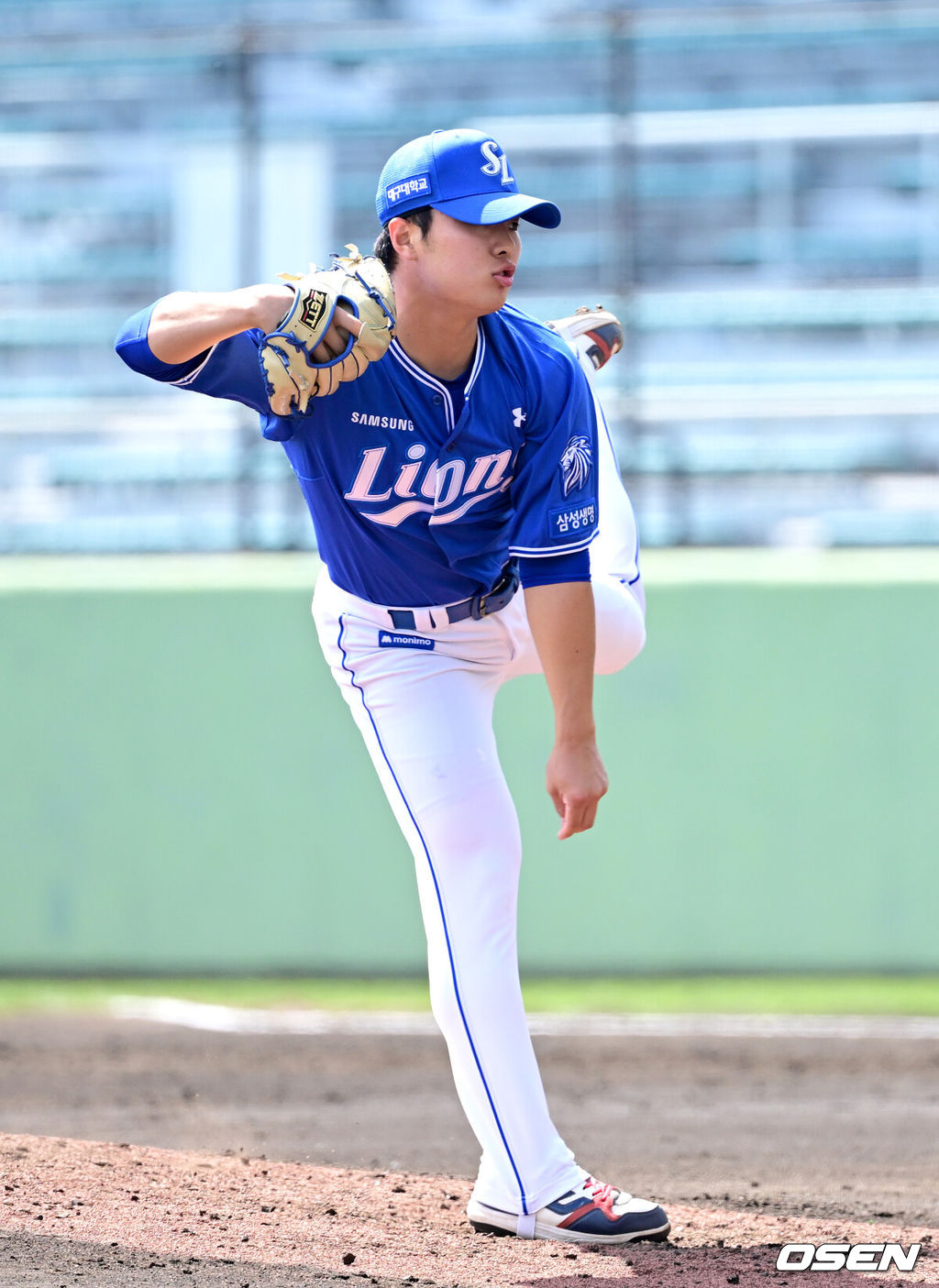프로야구 삼성 라이온즈가 28일 일본 오키나와 나하 셀룰러 스타디움에서 일본프로야구 요미우리 자이언츠와 연습경기를 펼쳤다.삼성은 요미우리를 상대로 최원태를 선발로 내세운다.4회말 마운드에 오른 삼성 투수 이승민이 힘차게 공을 뿌리고 있다. 2026.02.28 / dreamer@osen.co.kr