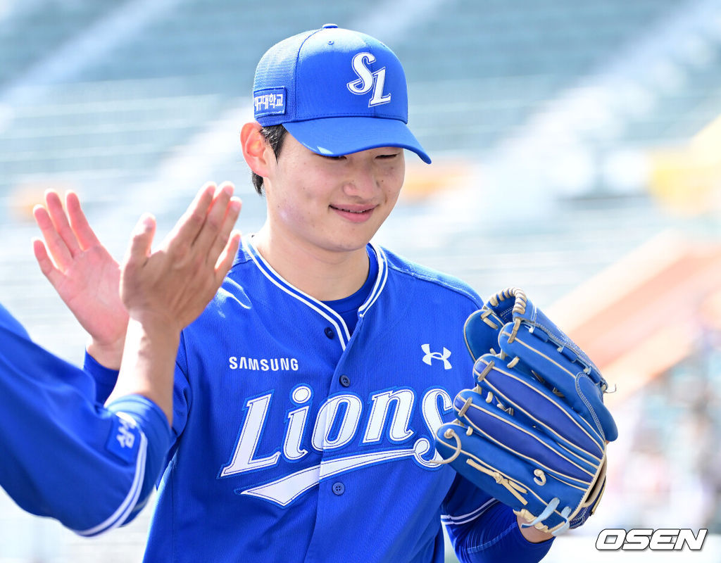 프로야구 삼성 라이온즈가 28일 일본 오키나와 나하 셀룰러 스타디움에서 일본프로야구 요미우리 자이언츠와 연습경기를 펼쳤다.삼성은 요미우리를 상대로 최원태를 선발로 내세웠다.6회말 요미우리 공격을 삼자범퇴로 막아낸 삼성 투수 육선엽이 더그아웃으로 향하고 있다. 2026.02.28 / dreamer@osen.co.kr