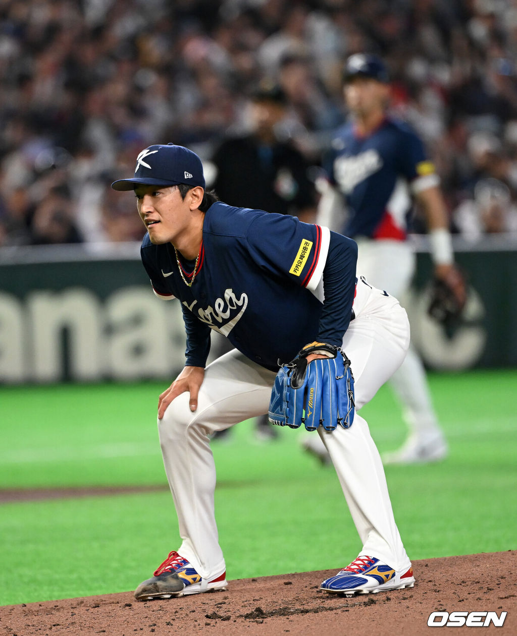 7일 일본 도쿄돔에서 2026 월드베이스볼클래식(WBC) 조별리그 C조 대한민국과 일본의 경기가 열렸다.한국은 잠수함 고영표, 일본은 좌완 기쿠치 유세이를 선발로 내세웠다. WBC에서 2006년 4강, 2009년 준우승을 차지한 한국은 이후 3개 대회(2013년, 2017년, 2023년)에서 연달아 1라운드를 통과하지 못하고 있다. 이번 대회에서는 8강 토너먼트 복귀를 목표로 대회에 임하고 있다. 지난 5일 체코와의 첫 경기에서는 11-4로 대승을 거두며 좋은 출발을 했다. 1회말 1사 2루에서 한국 고영표가 일본 스즈키 세이야에게 우중간 투런포를 허용하며 아쉬워하고 있다. 2026.03.07 /spjj@osen.co.kr
