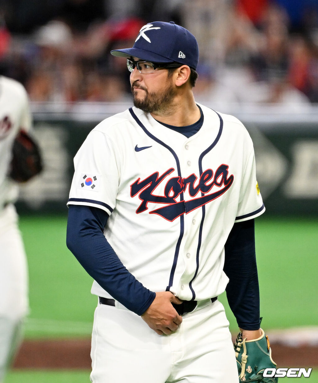 8일 일본 도쿄돔에서 2026 월드베이스볼클래식(WBC) 1라운드 C조 조별리그 대한민국과 대만의 경기가 열렸다.한국은 전날(7일) 일본과의 경기에서 6-8로 석패했다. 앞서 체코전을 11-4로 잡았던 한국은 1승1패를 마크하게 됐고, 남은 대만전과 호주전에 사활을 걸어야 한다.8회초 수비를 마치고 대만 스튜어트 페어차일드에게 역전 우월 투런포를 허용한 한국 데인 더닝이 아쉬워하고 있다. 2026.03.08 /spjj@osen.co.kr