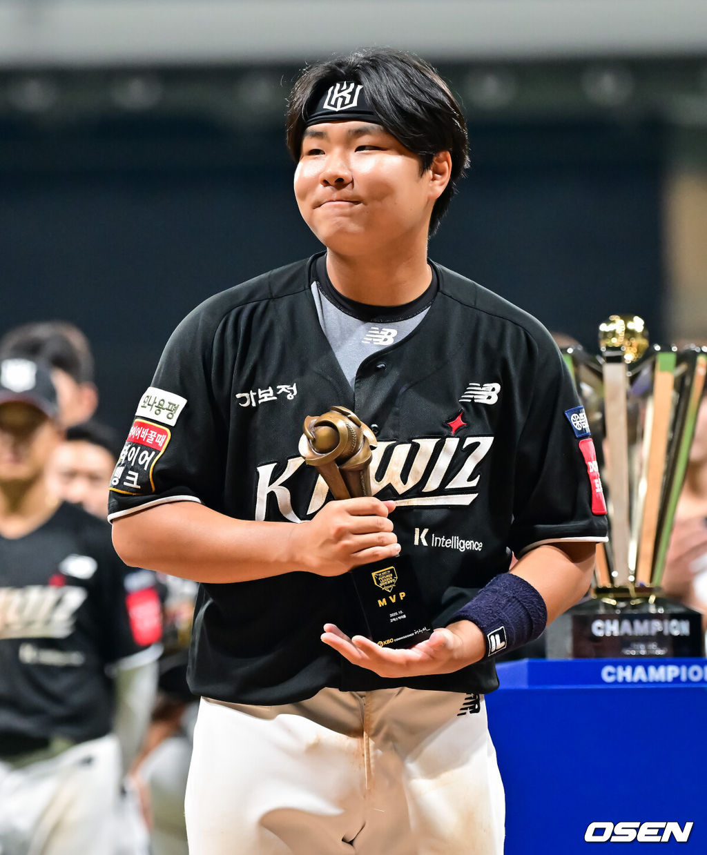 퓨처스리그 최강팀이 KT의 마법에 무너졌다. 김호 감독이 이끄는 KT 위즈 퓨처스팀은 1일 서울 고척스카이돔에서 열린 2025 KBO 퓨처스리그 상무와의 챔피언결정전에서 10-5로 승리했다. 시상식에서 챔피언 MVP 김민석이 팬들에게 인사를 하고 있다 2025.10.01 / soul1014@osen.co.kr