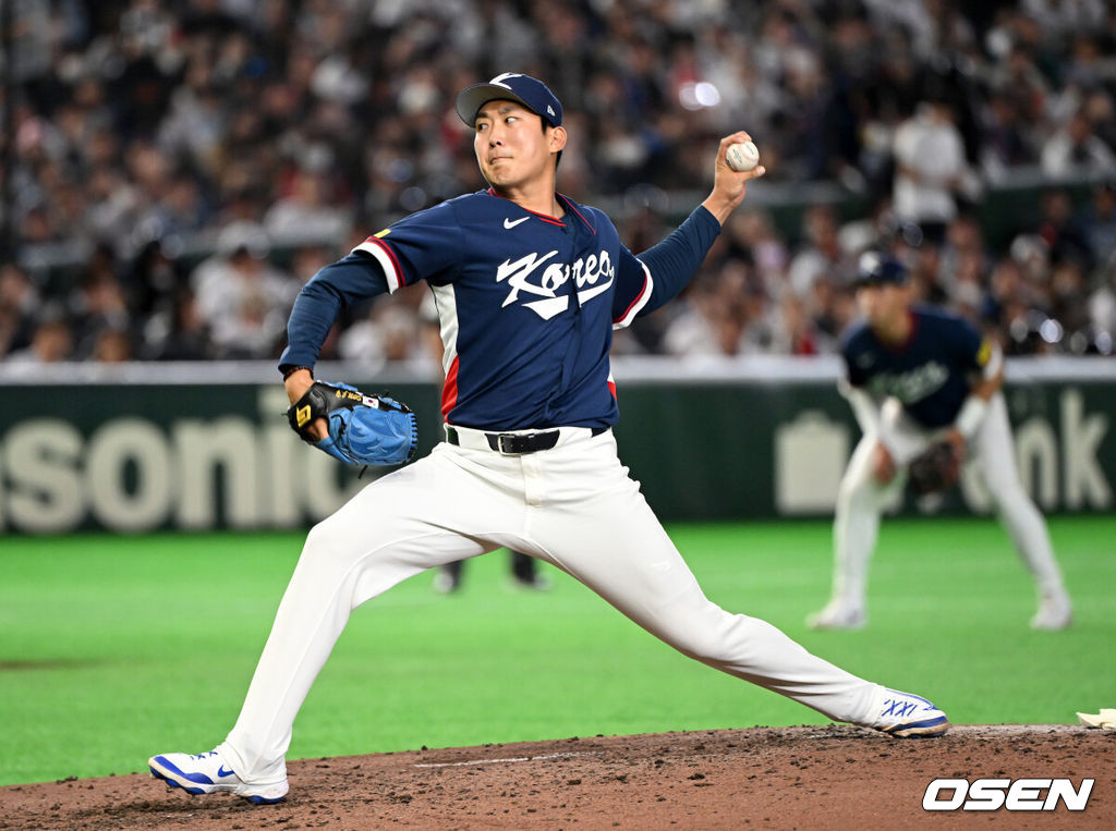 7일 일본 도쿄돔에서 2026 월드베이스볼클래식(WBC) 조별리그 C조 대한민국과 일본의 경기가 열렸다.한국은 잠수함 고영표, 일본은 좌완 기쿠치 유세이를 선발로 내세웠다. WBC에서 2006년 4강, 2009년 준우승을 차지한 한국은 이후 3개 대회(2013년, 2017년, 2023년)에서 연달아 1라운드를 통과하지 못하고 있다. 이번 대회에서는 8강 토너먼트 복귀를 목표로 대회에 임하고 있다. 지난 5일 체코와의 첫 경기에서는 11-4로 대승을 거두며 좋은 출발을 했다. 5회말 한국 손주영이 역투하고 있다. 2026.03.07 /spjj@osen.co.kr