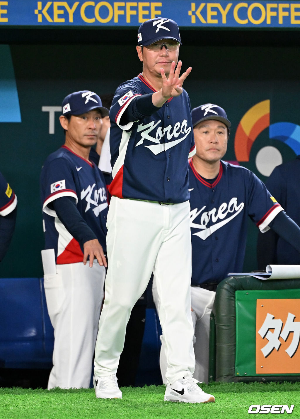 7일 일본 도쿄돔에서 2026 월드베이스볼클래식(WBC) 조별리그 C조 대한민국과 일본의 경기가 열렸다.한국은 잠수함 고영표, 일본은 좌완 기쿠치 유세이를 선발로 내세웠다. WBC에서 2006년 4강, 2009년 준우승을 차지한 한국은 이후 3개 대회(2013년, 2017년, 2023년)에서 연달아 1라운드를 통과하지 못하고 있다. 이번 대회에서는 8강 토너먼트 복귀를 목표로 대회에 임하고 있다. 지난 5일 체코와의 첫 경기에서는 11-4로 대승을 거두며 좋은 출발을 했다. 7회말 2사 3루에서 한국 류지현 감독이 일본 오타니 타석에 자동 고의 4구를 지시하고 있다. 2026.03.07 /spjj@osen.co.kr