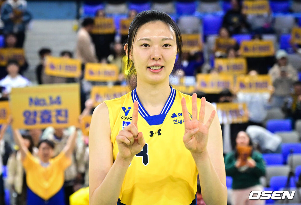 현대건설 양효진의 은퇴식이 8일 수원체육관에서 ‘진에어 2025~2026 프로배구 V리그’ 여자부 현대건설과 페퍼저축은행의 경기가 종료된 뒤 진행됐다.이 날 행사에서는 ‘헌정 영상 상영 : 19시즌 동안의 주요 활약상과 발자취를 돌아보는 시간’, ‘영구결번식 : 구단 발전에 헌신한 양효진 선수의 업적을 기리는 기념식’, ‘팬사인회 : 은퇴식 종료 후 구단 멤버십 회원을 대상으로 감사의 마음을 전하는 소통의 장’ 등이 마련되어 양효진이 홈 경기장을 찾은 팬들과 마지막 인사를 나눴다.현대건설 양효진이 은퇴식에서 기념촬영을 하고 있다. 2026.03.08 /cej@osen.co.kr