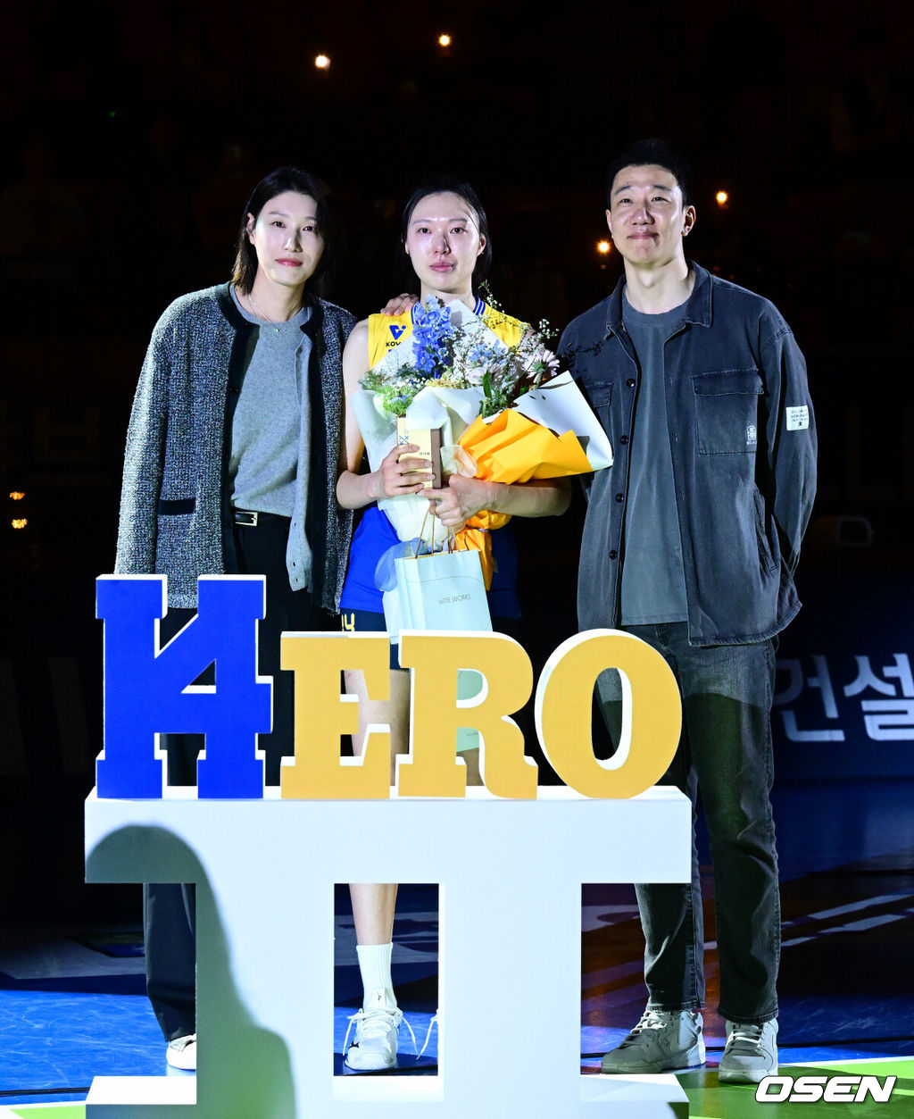 현대건설 양효진의 은퇴식이 8일 수원체육관에서 ‘진에어 2025~2026 프로배구 V리그’ 여자부 현대건설과 페퍼저축은행의 경기가 종료된 뒤 진행됐다.이 날 행사에서는 ‘헌정 영상 상영 : 19시즌 동안의 주요 활약상과 발자취를 돌아보는 시간’, ‘영구결번식 : 구단 발전에 헌신한 양효진 선수의 업적을 기리는 기념식’, ‘팬사인회 : 은퇴식 종료 후 구단 멤버십 회원을 대상으로 감사의 마음을 전하는 소통의 장’ 등이 마련되어 양효진이 홈 경기장을 찾은 팬들과 마지막 인사를 나눴다.현대건설 양효진이 은퇴식에서 전 배구선수 김연경, 한국전력 신영석 과 기념촬영을 하고 있다. 2026.03.08 /cej@osen.co.kr