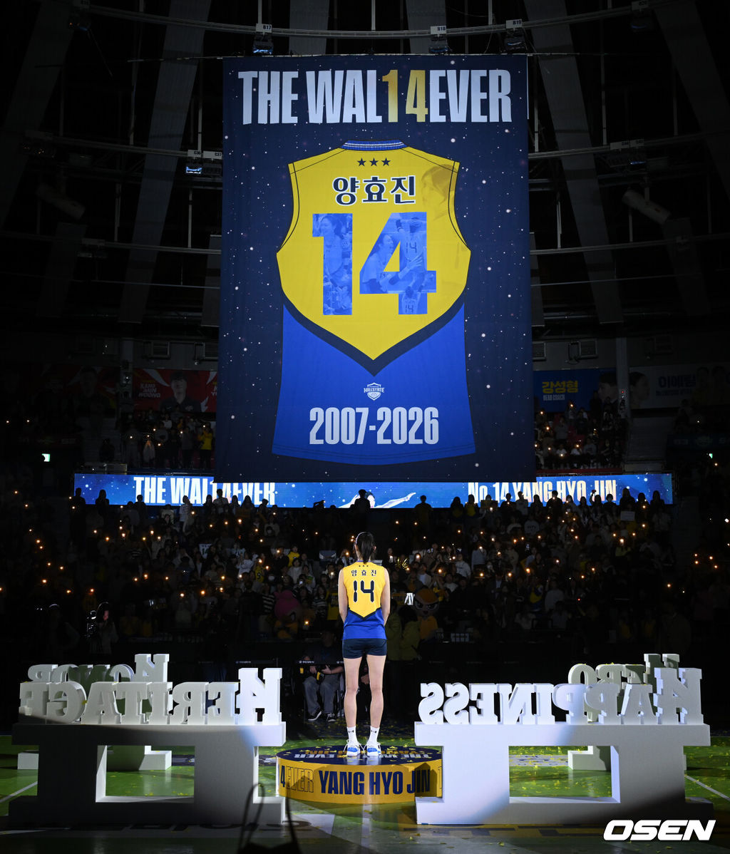 현대건설 양효진의 은퇴식이 8일 수원체육관에서 ‘진에어 2025~2026 프로배구 V리그’ 여자부 현대건설과 페퍼저축은행의 경기가 종료된 뒤 진행됐다.이 날 행사에서는 ‘헌정 영상 상영 : 19시즌 동안의 주요 활약상과 발자취를 돌아보는 시간’, ‘영구결번식 : 구단 발전에 헌신한 양효진 선수의 업적을 기리는 기념식’, ‘팬사인회 : 은퇴식 종료 후 구단 멤버십 회원을 대상으로 감사의 마음을 전하는 소통의 장’ 등이 마련되어 양효진이 홈 경기장을 찾은 팬들과 마지막 인사를 나눴다.현대건설 양효진이 은퇴식에서 소감을 전하고 있다. 2026.03.08 /cej@osen.co.kr