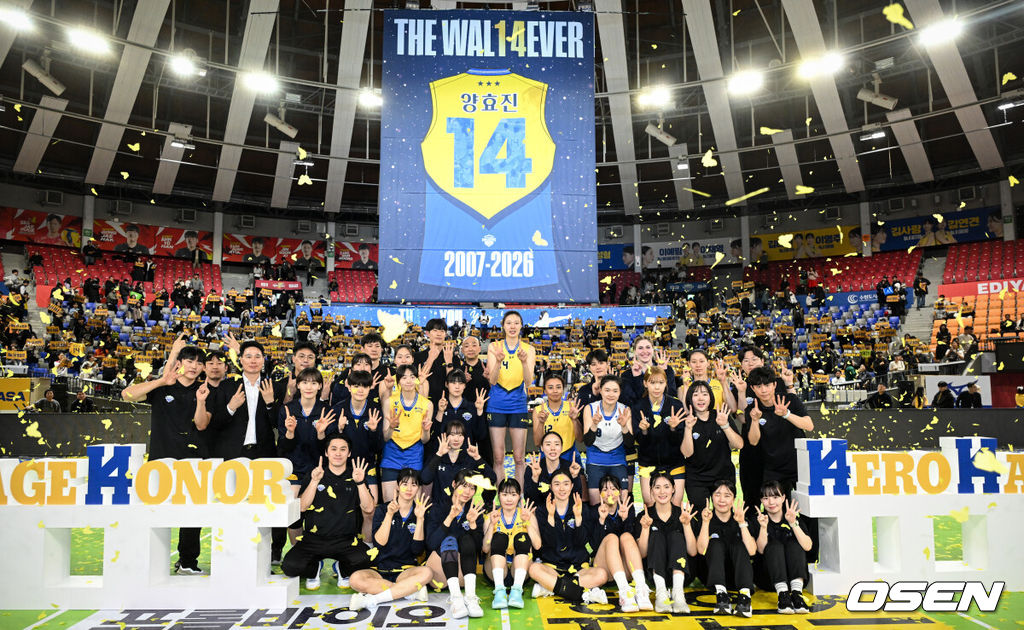 현대건설 양효진의 은퇴식이 8일 수원체육관에서 ‘진에어 2025~2026 프로배구 V리그’ 여자부 현대건설과 페퍼저축은행의 경기가 종료된 뒤 진행됐다.이 날 행사에서는 ‘헌정 영상 상영 : 19시즌 동안의 주요 활약상과 발자취를 돌아보는 시간’, ‘영구결번식 : 구단 발전에 헌신한 양효진 선수의 업적을 기리는 기념식’, ‘팬사인회 : 은퇴식 종료 후 구단 멤버십 회원을 대상으로 감사의 마음을 전하는 소통의 장’ 등이 마련되어 양효진이 홈 경기장을 찾은 팬들과 마지막 인사를 나눴다.현대건설 양효진이 은퇴식에서 기념촬영을 하고 있다. 2026.03.08 /cej@osen.co.kr
