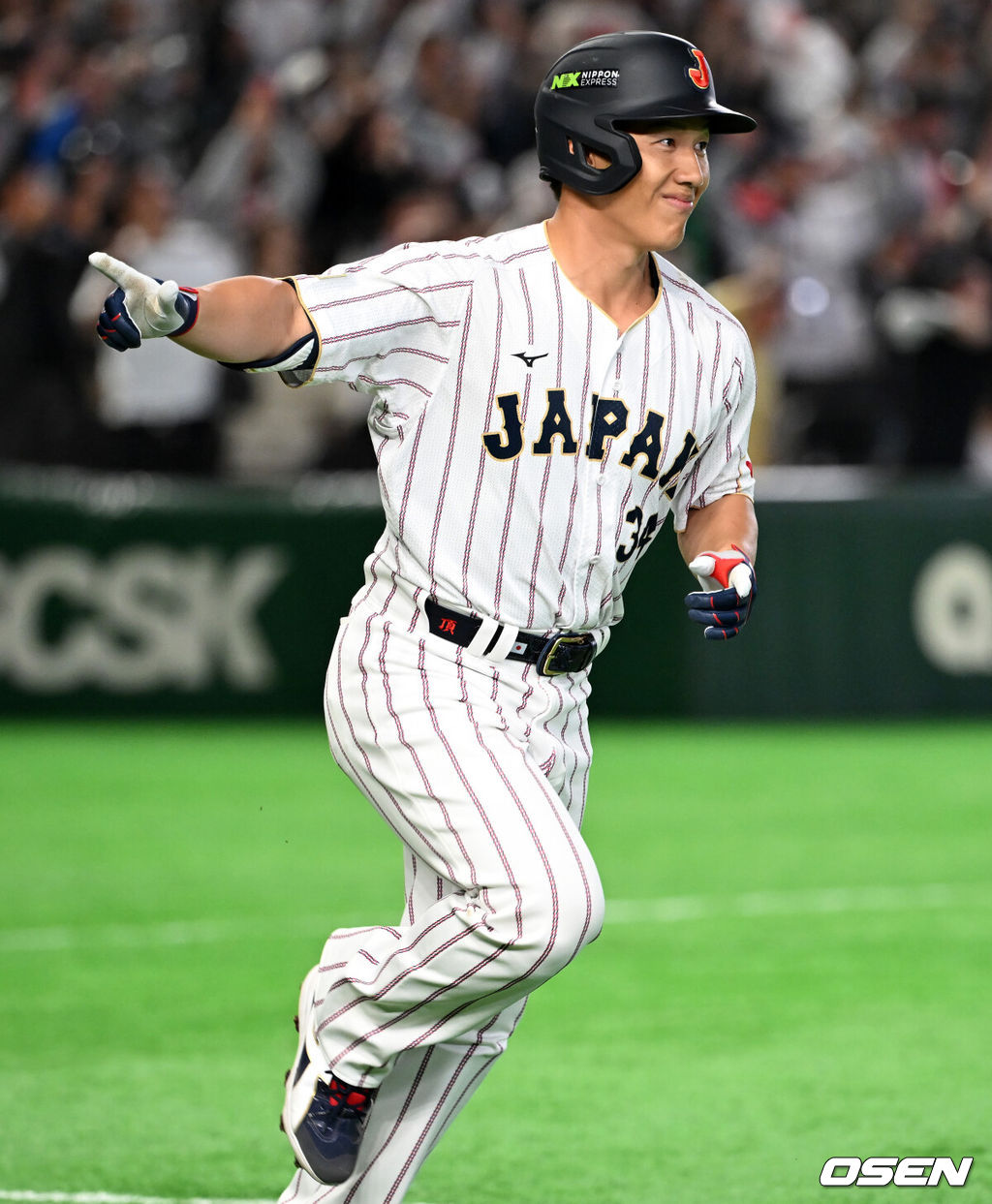 7일 일본 도쿄돔에서 2026 월드베이스볼클래식(WBC) 조별리그 C조 대한민국과 일본의 경기가 열렸다.한국은 잠수함 고영표, 일본은 좌완 기쿠치 유세이를 선발로 내세웠다. WBC에서 2006년 4강, 2009년 준우승을 차지한 한국은 이후 3개 대회(2013년, 2017년, 2023년)에서 연달아 1라운드를 통과하지 못하고 있다. 이번 대회에서는 8강 토너먼트 복귀를 목표로 대회에 임하고 있다. 지난 5일 체코와의 첫 경기에서는 11-4로 대승을 거두며 좋은 출발을 했다. 3회말 2사에서 일본 요시다가 우월 솔로포를 날리고 있다. 2026.03.07 /spjj@osen.co.kr