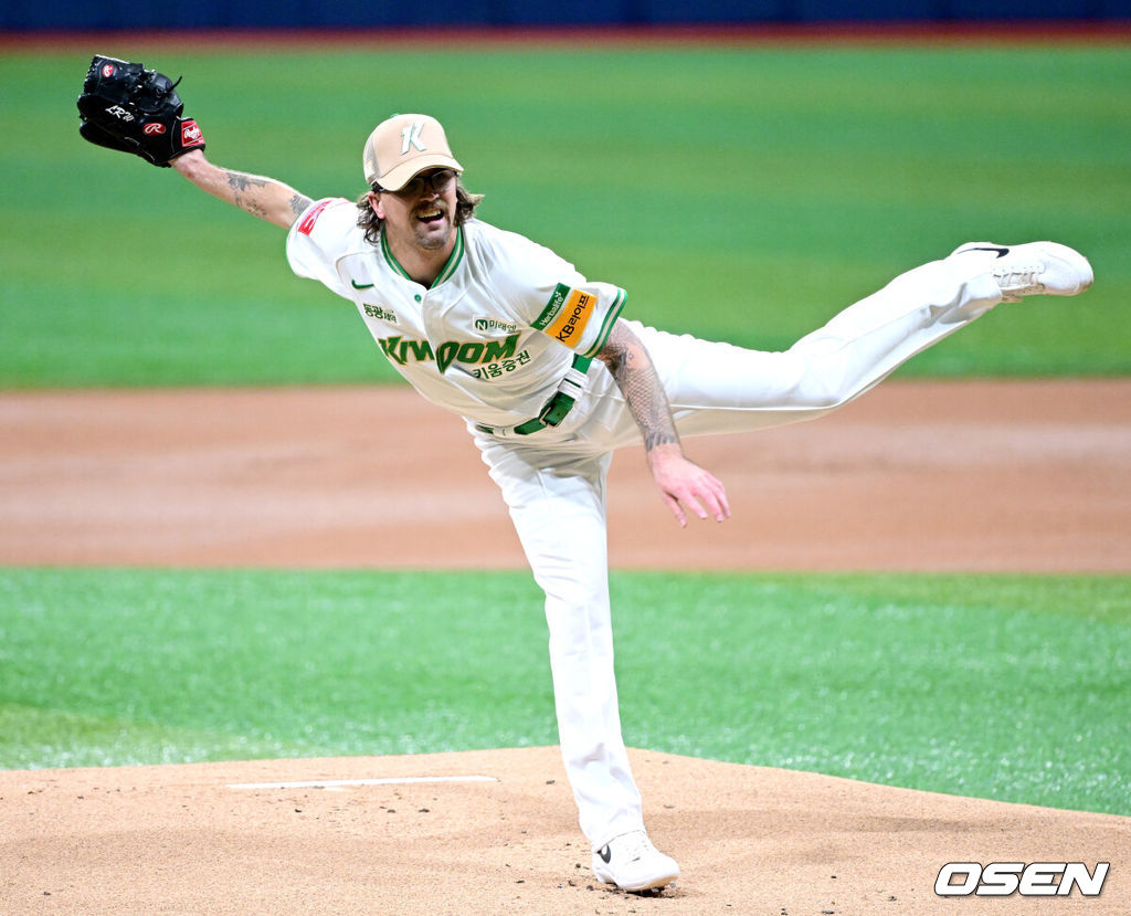 22일 오후 서울 고척스카이돔에서 ‘2025 신한 SOL Bank KBO리그’ 키움 히어로즈와 롯데 자이언츠의 경기가 열렸다.홈팀 키움은 라클란 웰스, 방문팀 롯데는 나균안을 선발로 내세웠다.1회초 키움 선발 라클란 웰스가 힘차게 공을 뿌리고 있다. 2025.07.22 / dreamer@osen.co.kr