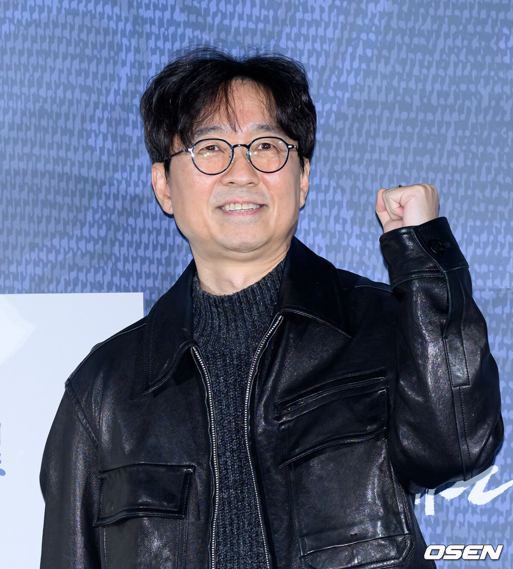 19일 오전 서울 CGV 용산아이파크몰에서 영화 ‘왕과 사는 남자’ 제작보고회가 열렸다.'왕과 사는 남자'는 1457년 청령포, 마을의 부흥을 위해 유배지를 자처한 촌장과 왕위에서 쫓겨나 유배된 어린 선왕의 사연을 그린 작품으로 2026년 2월 4일 개봉한다.장항준 감독이 포토타임을 가지고 있다. 2025.12.19 /sunday@osen.co.kr