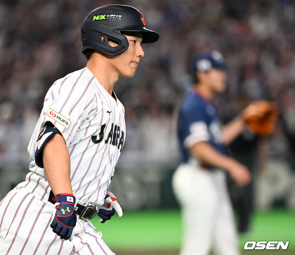 7일 일본 도쿄돔에서 2026 월드베이스볼클래식(WBC) 조별리그 C조 대한민국과 일본의 경기가 열렸다.한국은 잠수함 고영표, 일본은 좌완 기쿠치 유세이를 선발로 내세웠다. WBC에서 2006년 4강, 2009년 준우승을 차지한 한국은 이후 3개 대회(2013년, 2017년, 2023년)에서 연달아 1라운드를 통과하지 못하고 있다. 이번 대회에서는 8강 토너먼트 복귀를 목표로 대회에 임하고 있다. 지난 5일 체코와의 첫 경기에서는 11-4로 대승을 거두며 좋은 출발을 했다. 3회말 2사에서 일본 요시다가 한국 조병현을 상대로 우월 솔로포를 날리고 있다. 2026.03.07 /spjj@osen.co.kr