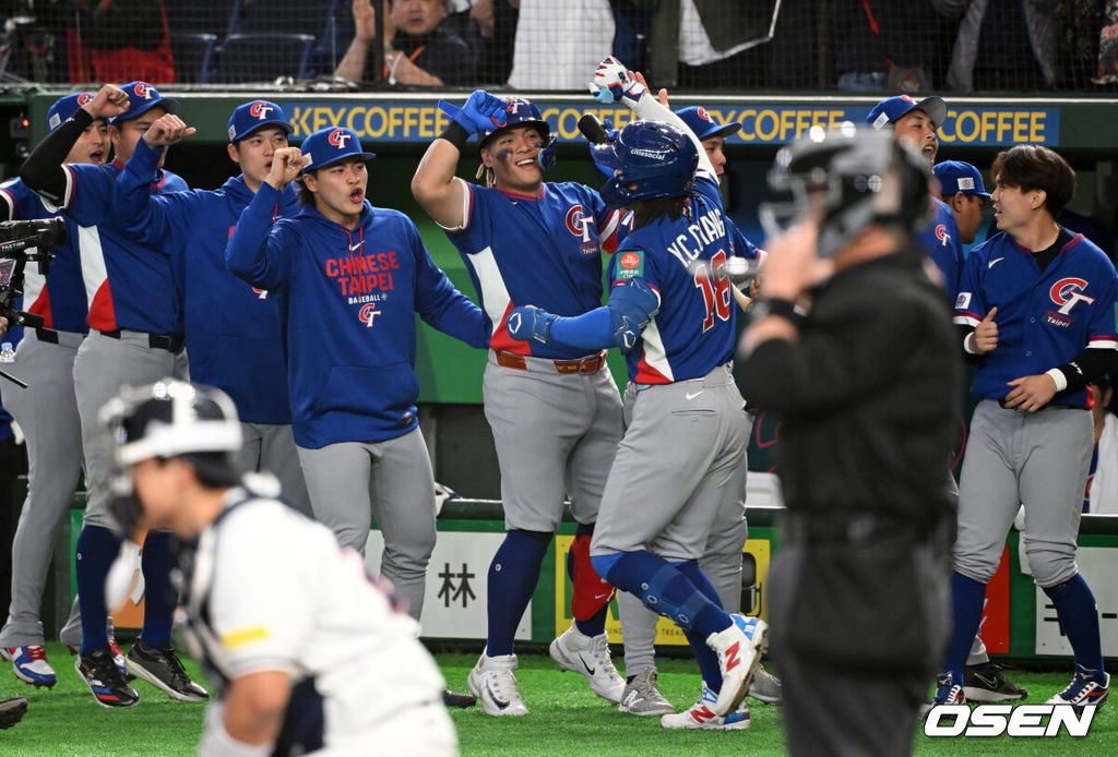 8일 일본 도쿄돔에서 2026 월드베이스볼클래식(WBC) 1라운드 C조 조별리그 대한민국과 대만의 경기가 열렸다.한국은 전날(7일) 일본과의 경기에서 6-8로 석패했다. 앞서 체코전을 11-4로 잡았던 한국은 1승1패를 마크하게 됐고, 남은 대만전과 호주전에 사활을 걸어야 한다.2회초 무사에서 대만 장위청이 선제 좌중월 솔로포를 날리고 더그아웃의 동료선수들과 기뻐하고 있다. 2026.03.08 /spjj@osen.co.kr
