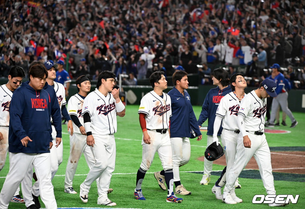 한국 대표팀이 연장 접전 끝에 다시 한 번 대만에 패했다.한국은 8일 일본 도쿄돔에서 열린 '2026 월드베이스볼클래식(WBC) 1라운드 C조 3차전 대만과의 경기에서 연장 10회 접전 끝에 4-5로 패했다. 이로써 한국은 1승2패가 됐고 대만은 2승2패로 마지막 희망을 살렸다.경기를 마치고 한국 선수들이 패배를 아쉬워하고 있다. 2026.03.08 /spjj@osen.co.kr