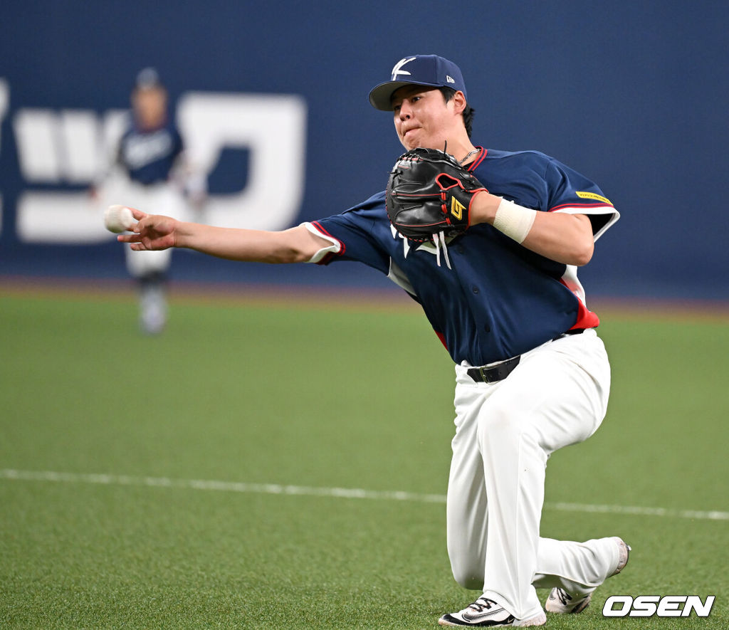3일 일본 오사카 교세라돔에서 월드베이스볼클래식(WBC) 공식 연습 경기 한국 야구 대표팀과 오릭스 버팔로스의 경기가 열렸다.우리 대표팀은 연습 경기 2차전을 치른 뒤 5일 일본 도쿄돔에서 체코와 WBC 조별리그 1차전에서 격돌한다.7회말 1사 1,2루에서 한국 노시환이 오릭스 야마나카 료마의 땅볼 타구를 잡아 1루로 송구 했으나 실책으로 이어지며 출루를 허용하고 있다. 2026.03.03 /spjj@osen.co.kr