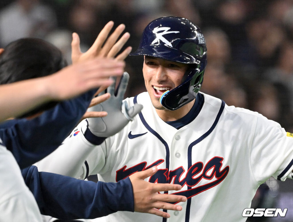 5일 일본 도쿄돔에서 월드베이스볼클래식(WBC) 조별리그 C조 한국과 체코의 경기가 열렸다.한국은 소형준, 체코는 다니엘 파디샥을 선발투수로 내세웠다.2006년 4강, 2009년 준우승을 차지한 경험이 있는 한국은 이후 3개 대회(2013년, 2017년, 2023년)에서 모두 8강 토너먼트 진출에 실패했다. 이번 대회에서는 17년 만에 본선 토너먼트 진출을 노린다.5회말 1사 1루에서 한국 셰이 위트컴이 좌월 투런 홈런을 치고 환호하고 있다. 2026.03.05 /spjj@osen.co.kr