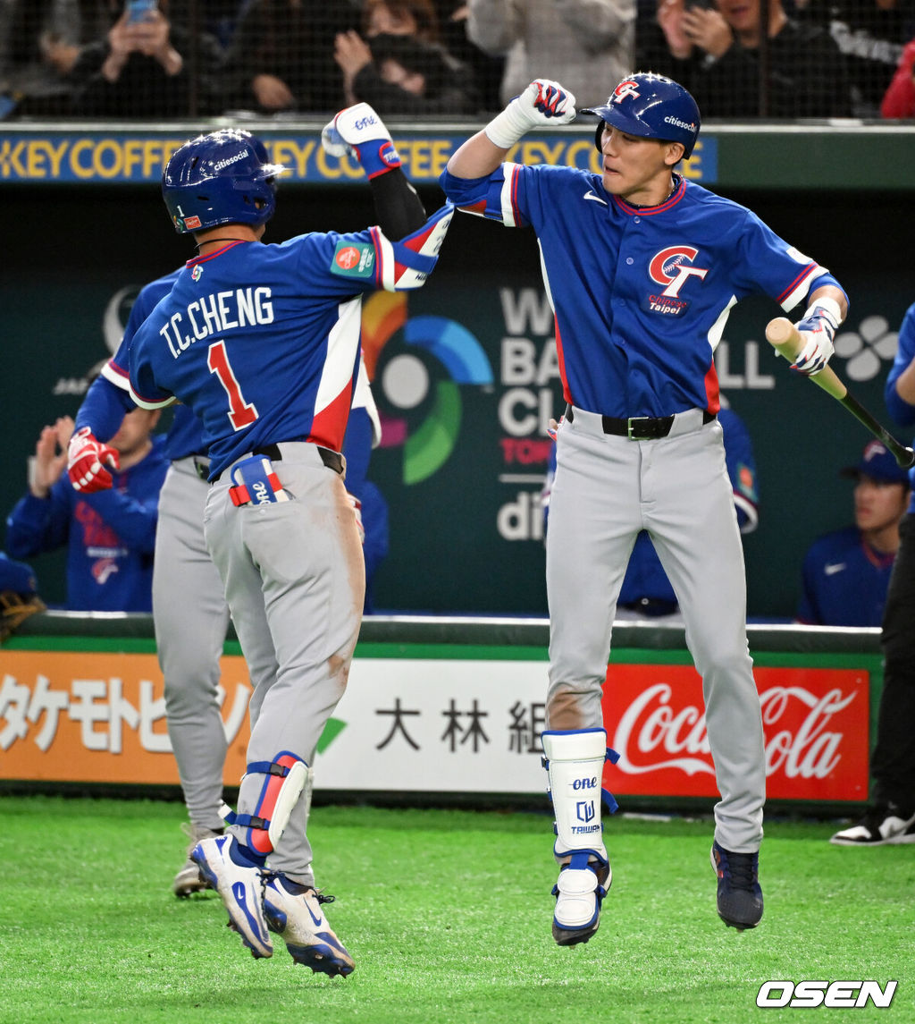 8일 일본 도쿄돔에서 2026 월드베이스볼클래식(WBC) 1라운드 C조 조별리그 대한민국과 대만의 경기가 열렸다.한국은 전날(7일) 일본과의 경기에서 6-8로 석패했다. 앞서 체코전을 11-4로 잡았던 한국은 1승1패를 마크하게 됐고, 남은 대만전과 호주전에 사활을 걸어야 한다.6회초 무사에서 대만 정쭝저가 중월 솔로포를 날리며 동료선수와 기뻐하고 있다. 2026.03.08 /spjj@osen.co.kr
