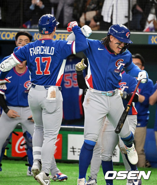 [OSEN=도쿄(일본), 손용호 기자] 8일 일본 도쿄돔에서 2026 월드베이스볼클래식(WBC) 1라운드 C조 조별리그 대한민국과 대만의 경기가&nbsp;열렸다.한국은 전날(7일) 일본과의 경기에서 6-8로 석패했다. 앞서 체코전을 11-4로 잡았던 한국은 1승1패를 마크하게 됐고, 남은 대만전과 호주전에 사활을 걸어야 한다.8회초 2사 2루에서 대만 스튜어트 페어차일드가 역전 우월 투런포를 날리며 동료선수들과 기뻐하고 있다. 2026.03.08&nbsp;/spjj@osen.co.kr