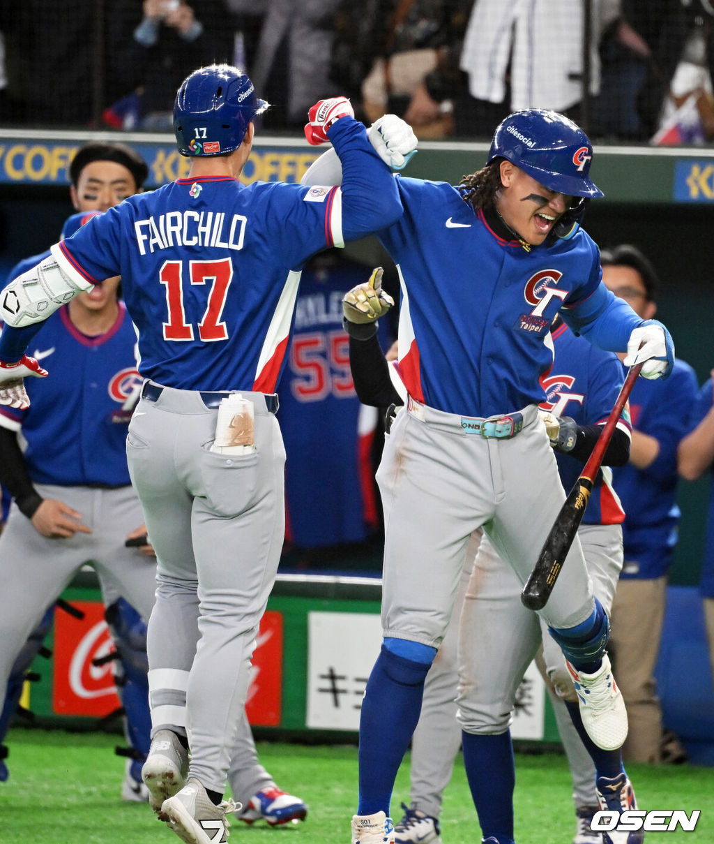 8일 일본 도쿄돔에서 2026 월드베이스볼클래식(WBC) 1라운드 C조 조별리그 대한민국과 대만의 경기가 열렸다.한국은 전날(7일) 일본과의 경기에서 6-8로 석패했다. 앞서 체코전을 11-4로 잡았던 한국은 1승1패를 마크하게 됐고, 남은 대만전과 호주전에 사활을 걸어야 한다.8회초 2사 2루에서 대만 스튜어트 페어차일드가 역전 우월 투런포를 날리며 동료선수들과 기뻐하고 있다. 2026.03.08 /spjj@osen.co.kr