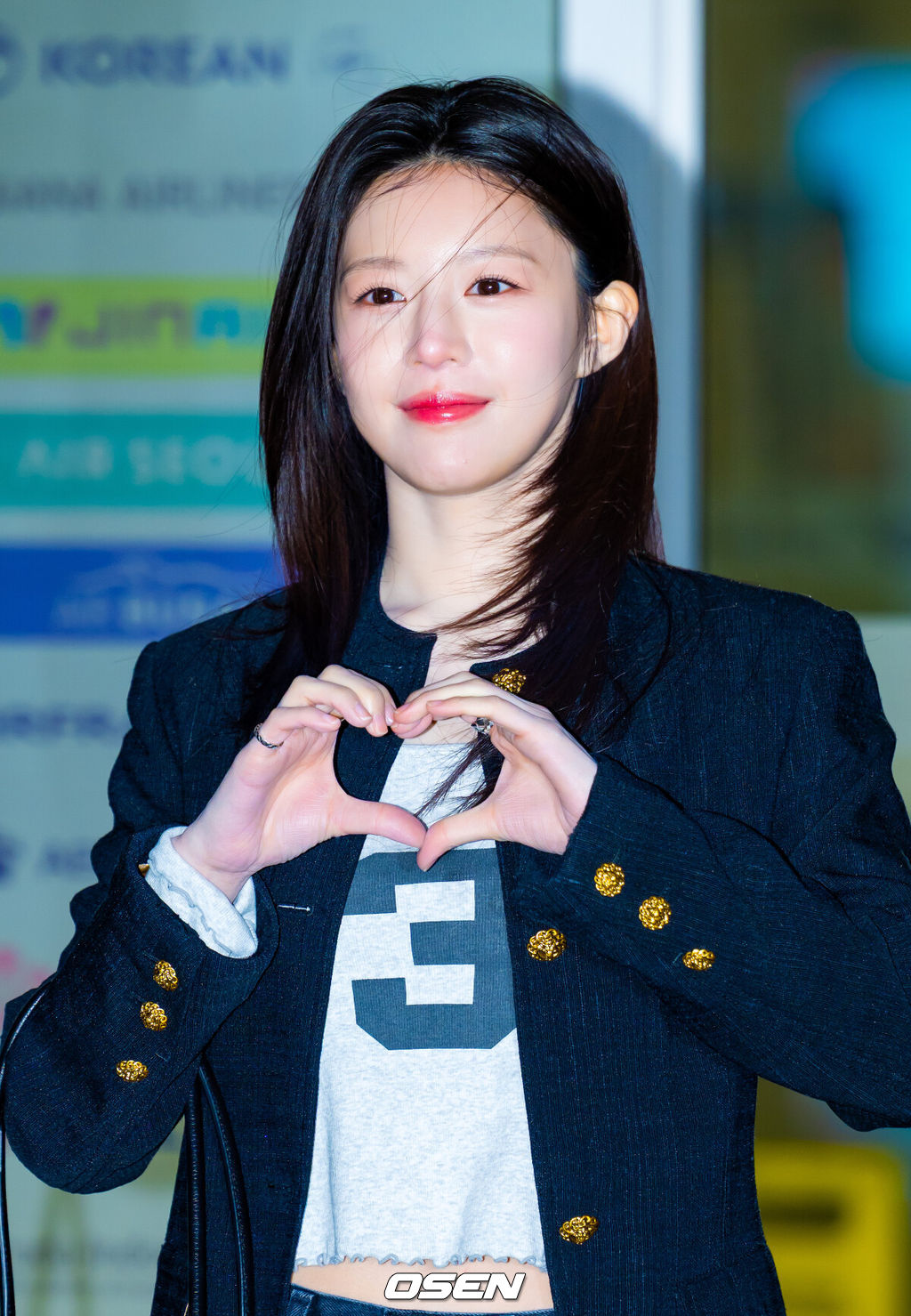 배우 고윤정이 7일 오전 인천국제공항을 통해 해외 일정 참석차 프랑스 파리로 출국했다.배우 고윤정은 26 F/W 파리패션위크 패션쇼에 참석한다.고윤정이 출국에 앞서 포즈를 취하고 있다. 2026.03.07 / rumi@osen.co.kr