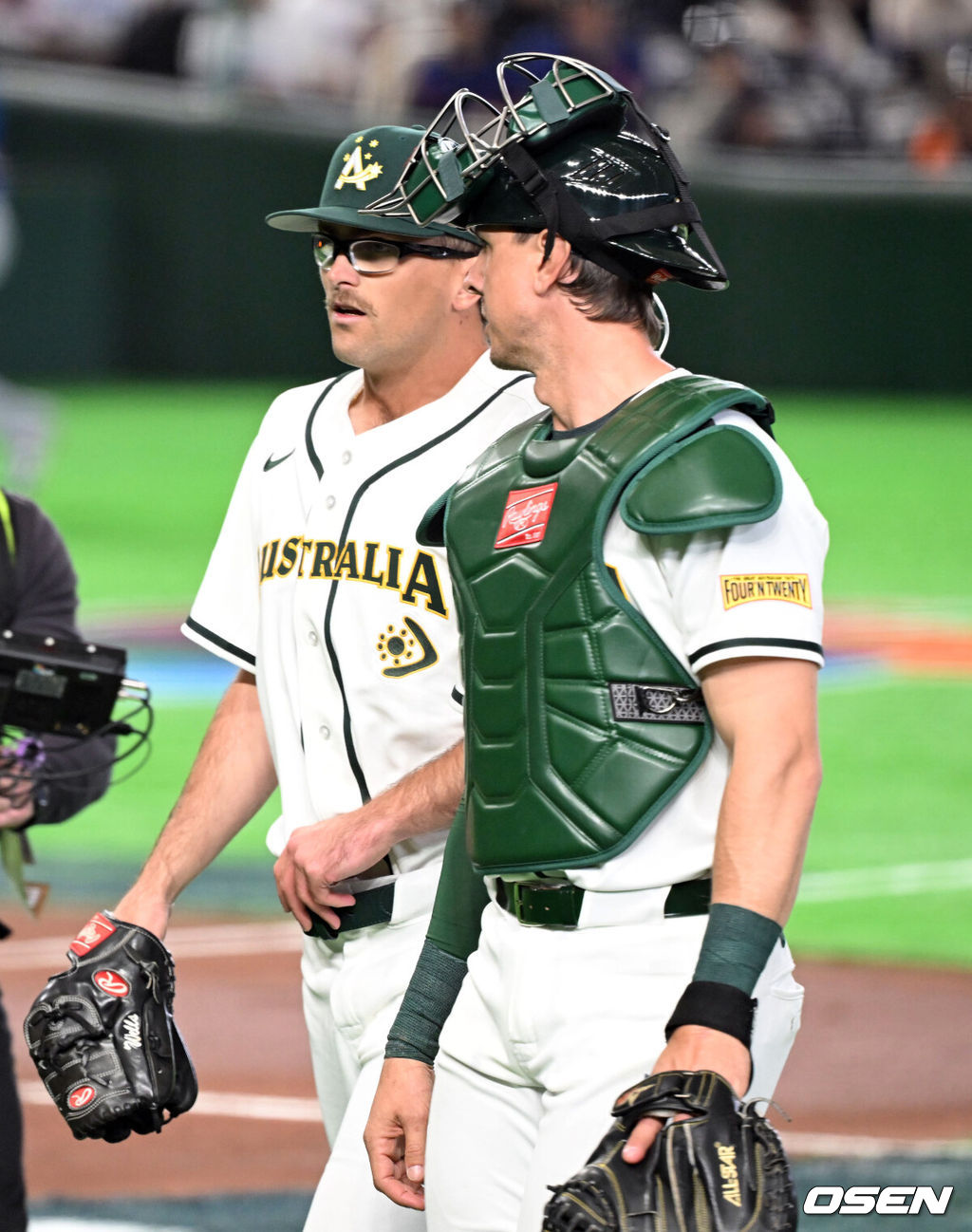 호주 대표팀의 알렉스 홀(오른쪽)과 투수 알렉산더 웰스 2026.03.05 /spjj@osen.co.kr
