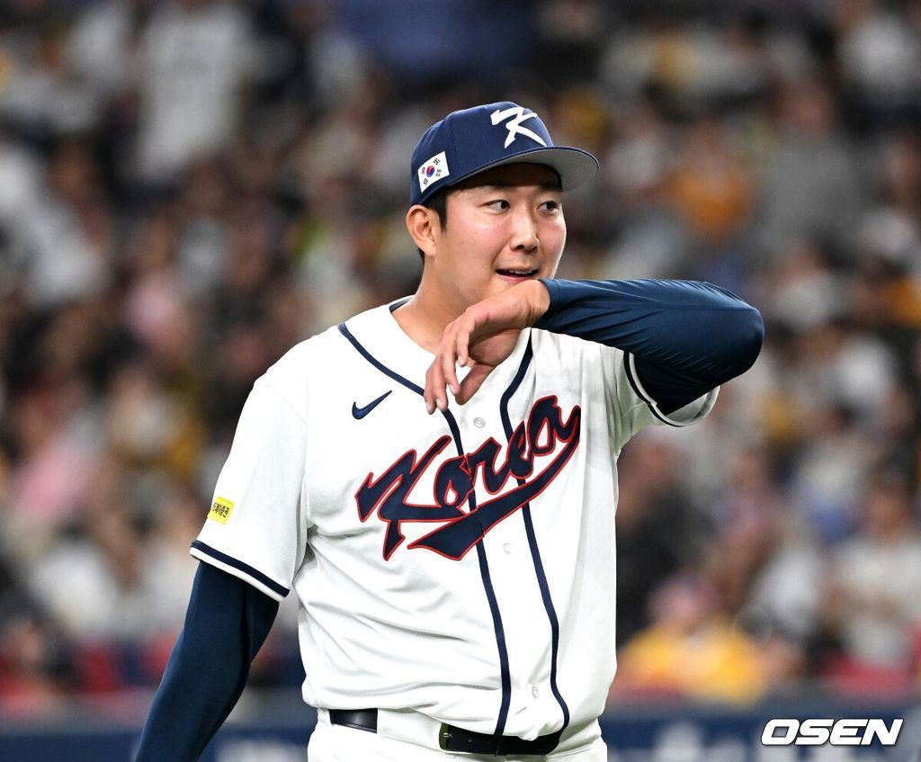 2일 일본 오사카 교세라돔에서 월드베이스볼클래식(WBC) 공식 연습 경기 한국 야구 대표팀과 한신 타이거스의 경기가 열렸다.우리 대표팀은 3일 같은 장소에서 오릭스 버팔로스와 연습 경기 2차전을 치른 뒤 5일 일본 도쿄돔에서 체코와 WBC 조별리그 1차전에서 격돌한다.4회말 수비를 마친 한국 손주영이 더그아웃으로 가고 있다. 2026.03.02 /spjj@osen.co.kr