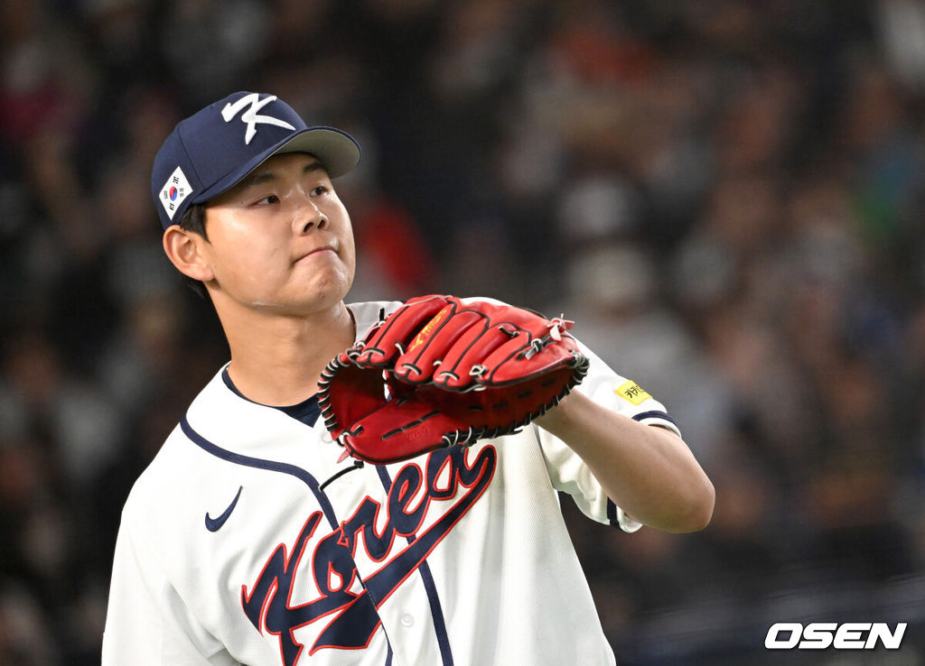 류지현 감독이 이끄는 한국야구 대표팀은 5일 일본 도쿄의 도쿄돔에서 열린 2026 월드베이스볼클래식(WBC) 조별리그 C조 체코와의 첫 경기에서 홈런 4방을 포함해 10안타를 터트리며 11-4로 승리했다.2009년 이후 17년 만에 WBC 1차전 승리를 기록했다.2회초 수비를 마친 한국 소형준이 더그아웃으로 가고 있다. 2026.03.05 /spjj@osen.co.kr