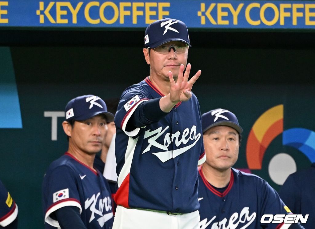 7일 일본 도쿄돔에서 2026 월드베이스볼클래식(WBC) 조별리그 C조 대한민국과 일본의 경기가 열렸다. 7회말 2사 3루에서 한국 류지현 감독이 일본 오타니 타석에 자동 고의 4구를 지시하고 있다. 2026.03.07 /spjj@osen.co.kr